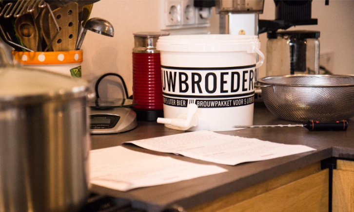 brouwbroeders pakket op het aanrecht met de uitleg erbij